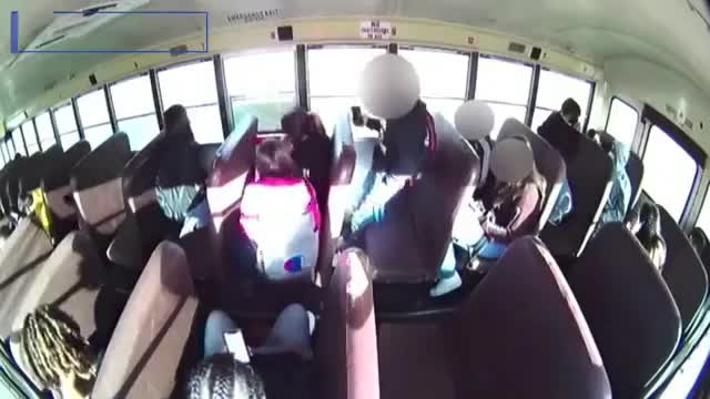 Video - Clip: Ô tô tông trực diện xe buýt, 23 học sinh 'bay' tứ tung trong xe
