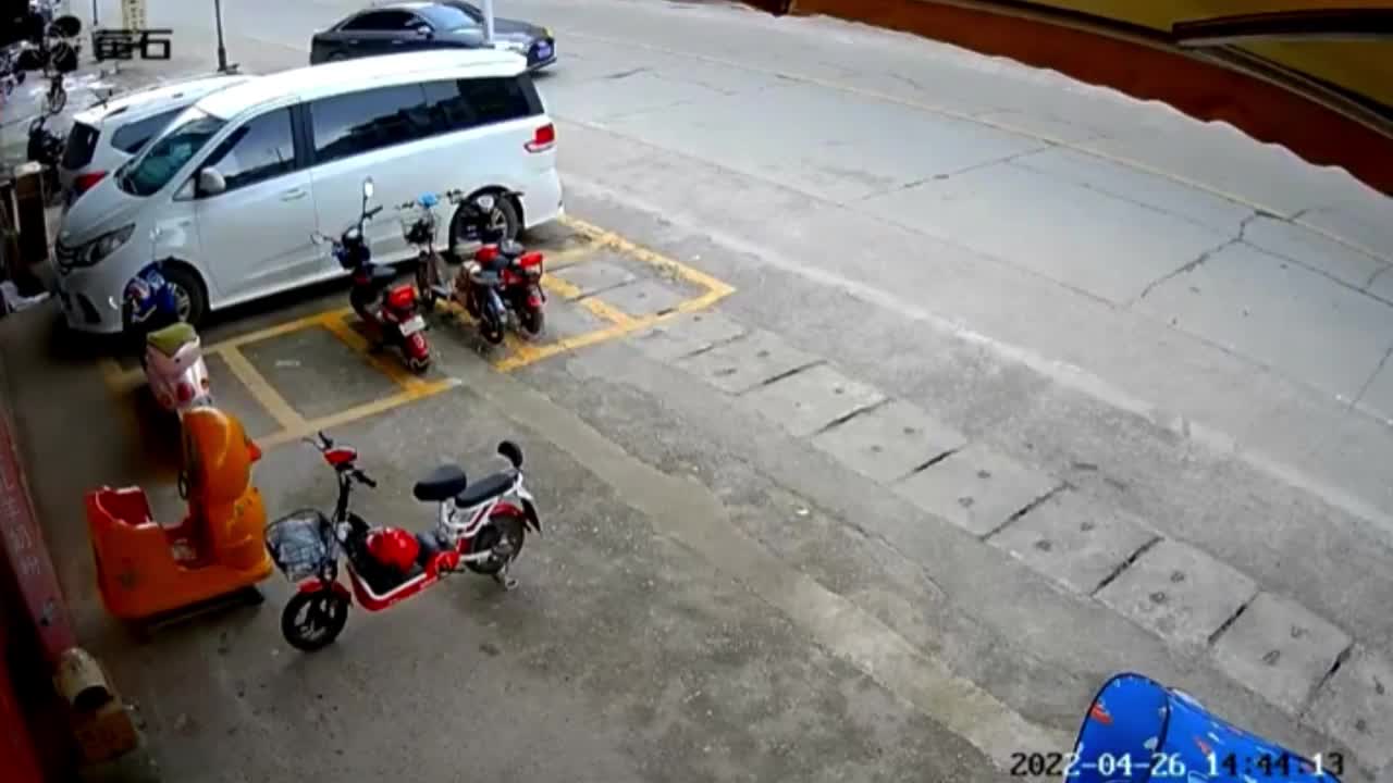 Video - Clip: Lao như tên bắn, xe máy kẹp 4 đâm ngang sườn ô tô đang quay đầu