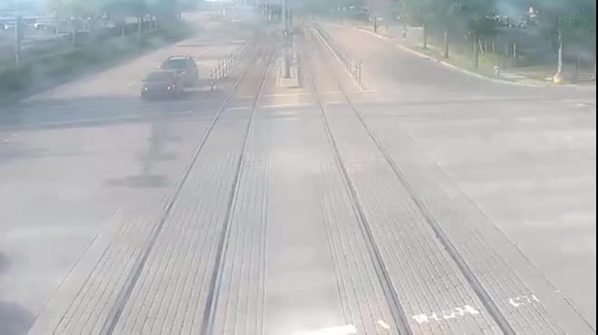 Video - Clip: Vượt đèn đỏ rồi lao qua đường ray, nữ tài xế nhận kết kinh hoàng