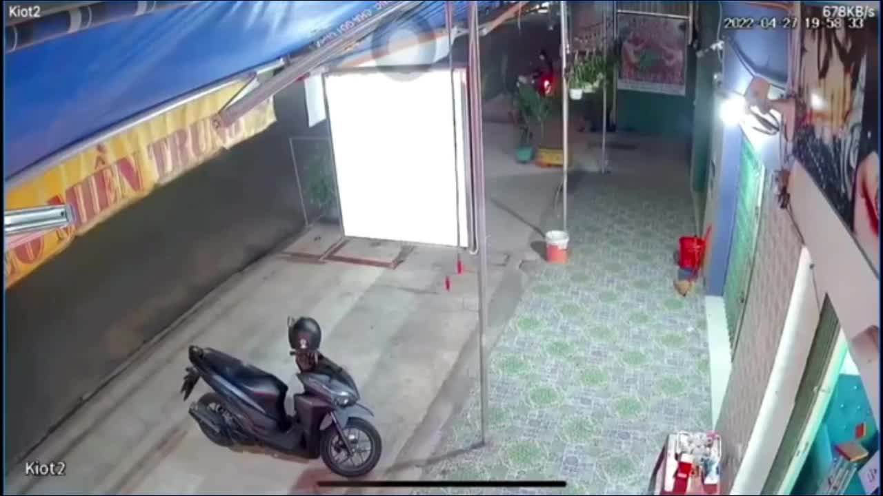 Video - Clip: Đang bẻ khóa xe máy, tên trộm bị dân cầm ghế phang tới tấp