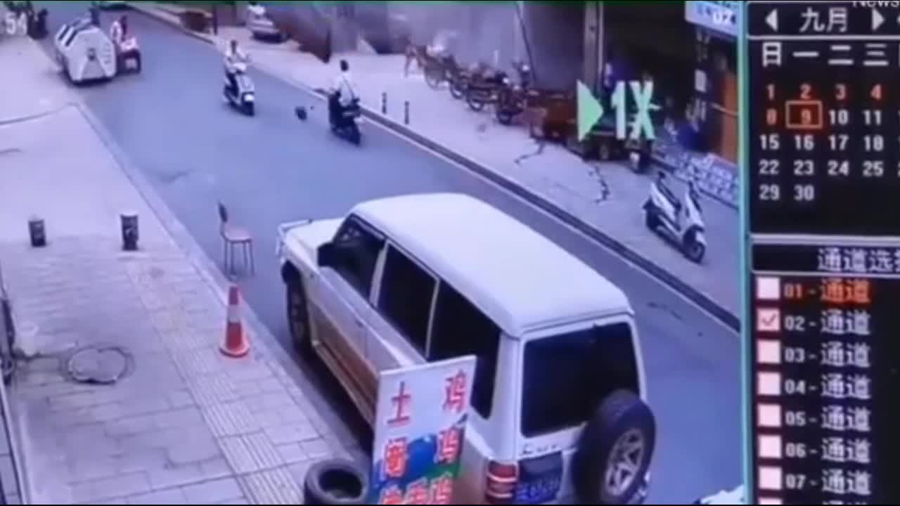 Video - Clip: Cánh cửa bay như tên bắn, hạ gục người đàn ông đi xe máy
