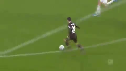 Video - Clip: Cầu thủ 'đánh lừa' thủ môn để ghi bàn và cái kết bất ngờ