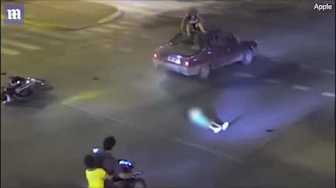 Video - Clip: Vượt đèn đỏ, thiếu nữ đi mô tô 'bay' lên trên nóc ô tô đang chạy