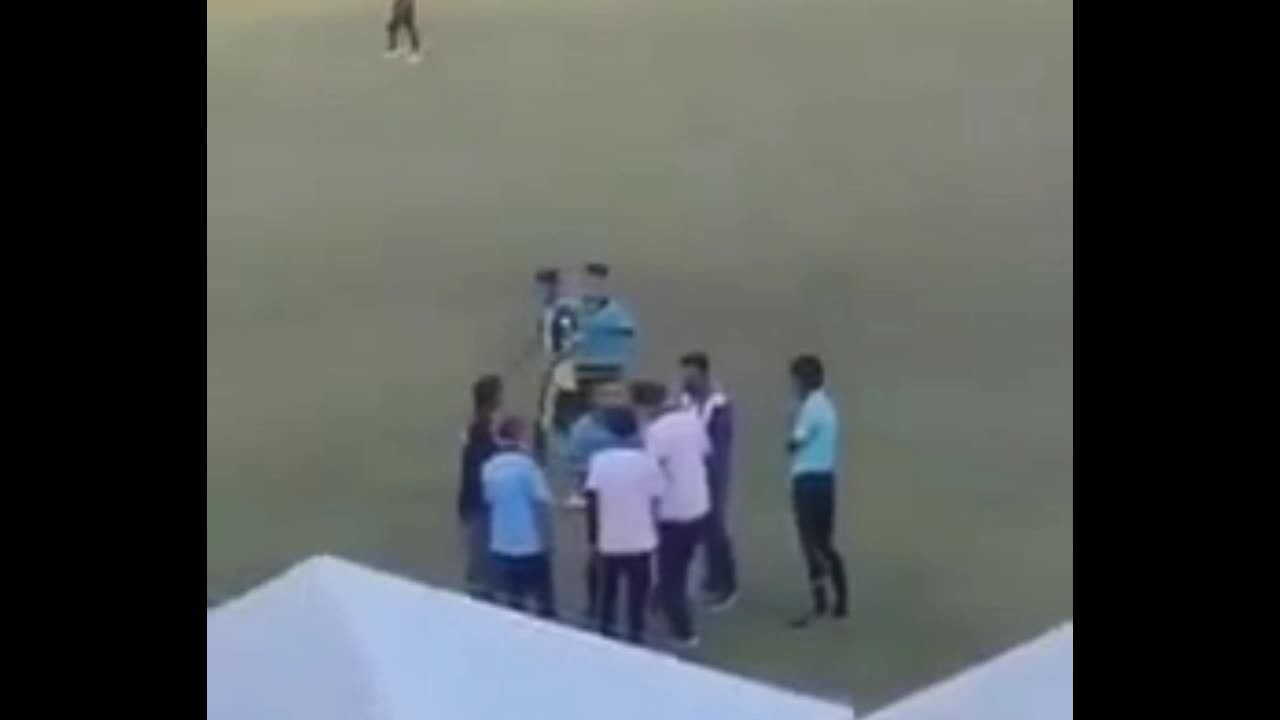 Video - Clip: Trọng tài bị trợ lý huấn luyện viên cho 'ăn đấm' ngay trên sân
