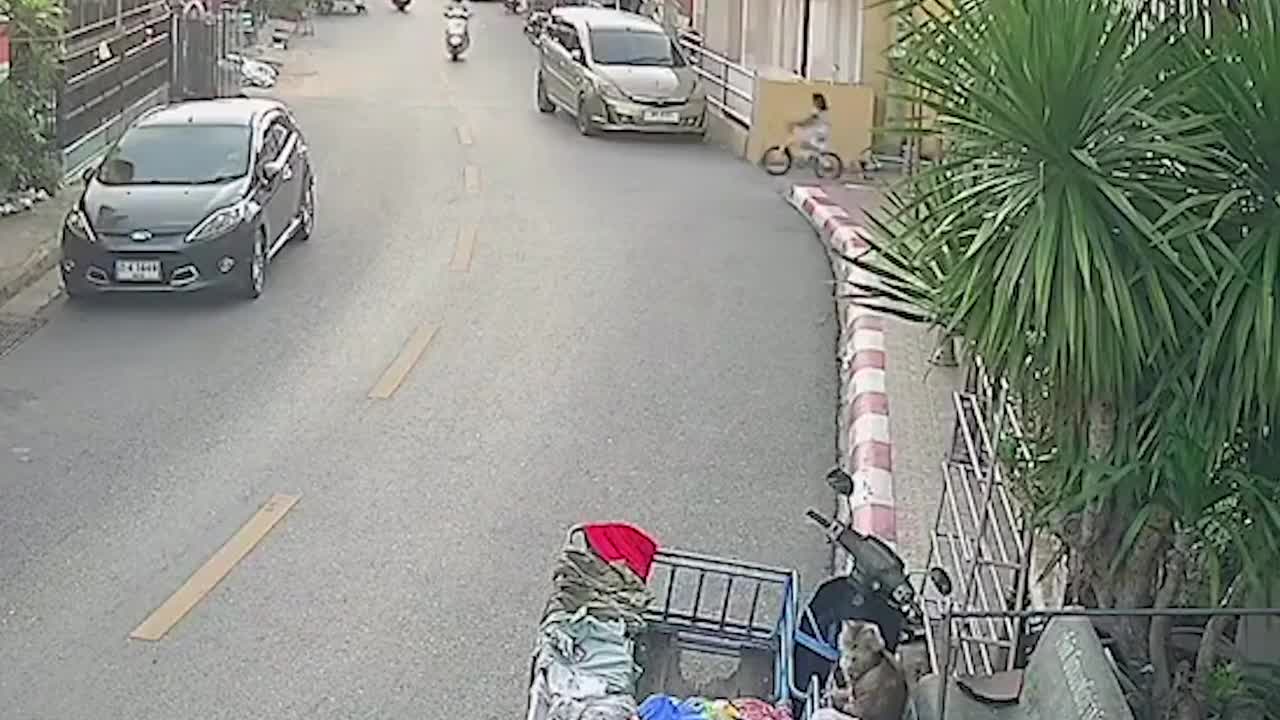Video - Clip: Đột ngột lao ra đường, bé gái khiến người phụ nữ ngã gãy chân