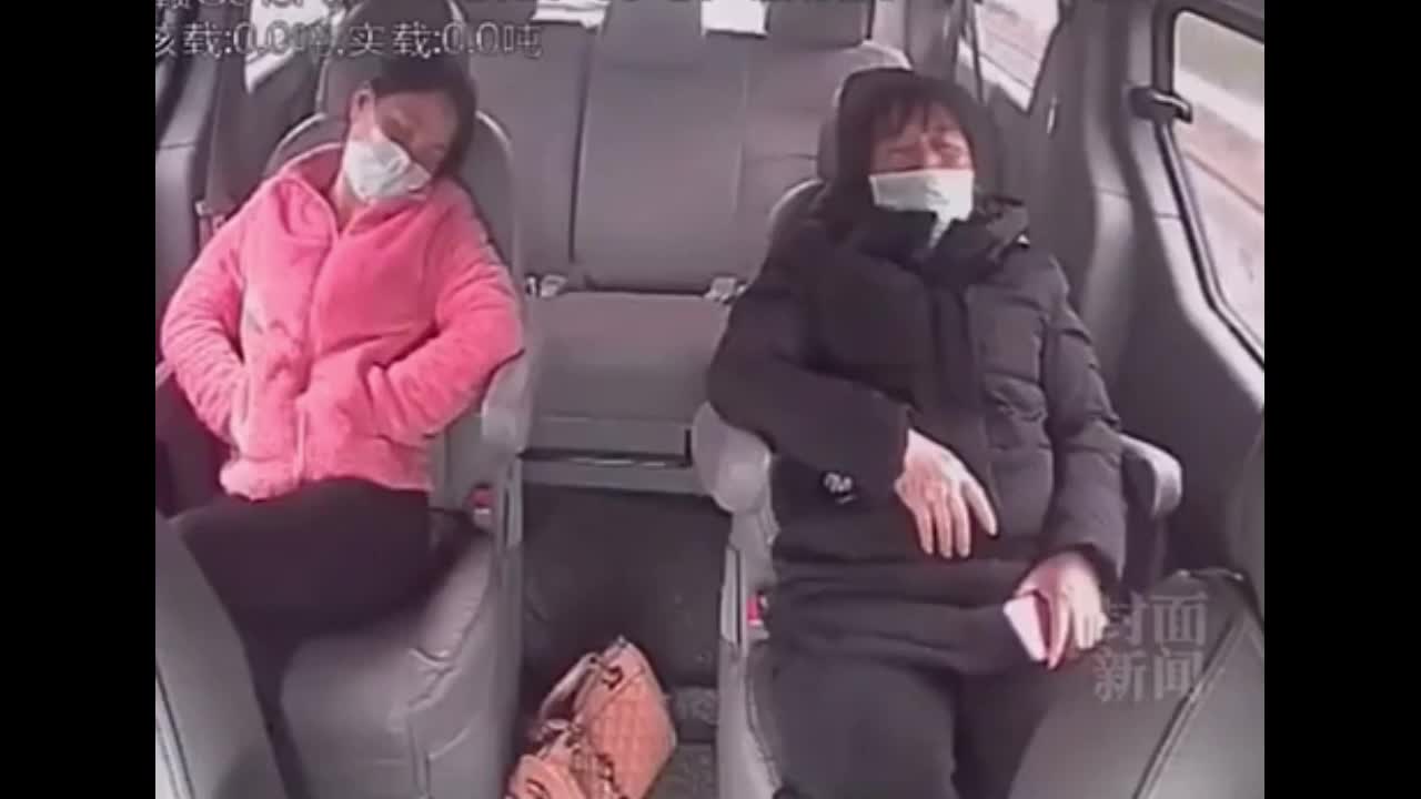 Video - Clip: Không thắt dây an toàn, 2 người phụ nữ bay lộn nhào trong ô tô