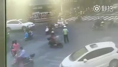 Video - Clip: Bị nhắc nhở, người đàn ông rút hung khí tấn công cảnh sát