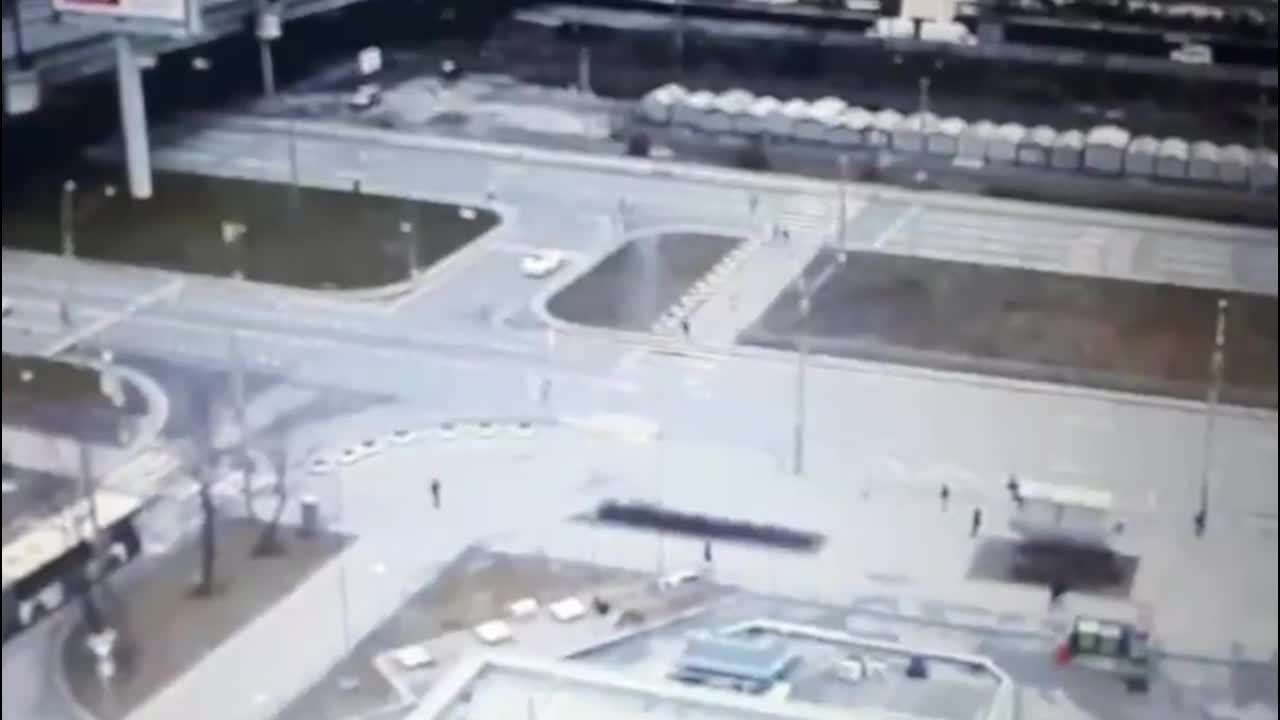 Video - Clip: Đang rẽ trái, ô tô con đứt lìa đầu sau cú tông kinh hoàng