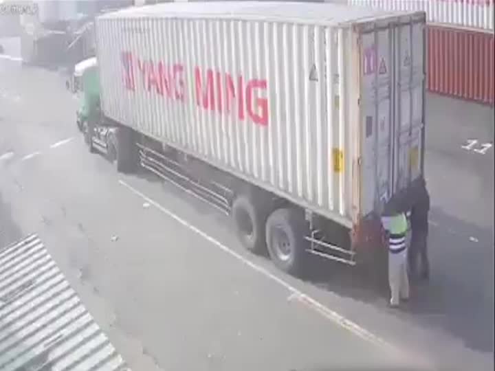 Video - Clip: Đứng sau container, người đàn ông bị xe tải tông tử vong