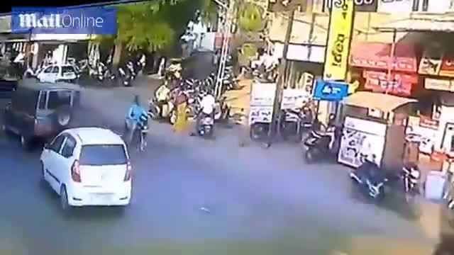 Video - Clip: Đang đi bộ, người phụ nữ bị bò 'điên' húc văng lên không trung