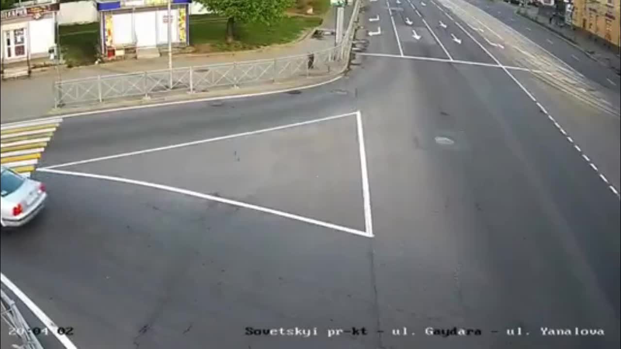 Video - Clip: Xe phân khối lớn tông thẳng vào hông ô tô với tốc độ kinh hoàng