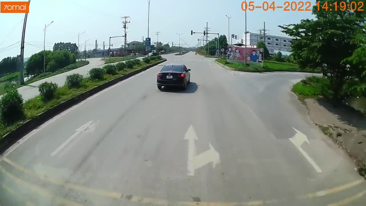Video - Clip: Cố vượt đèn đỏ, nam thanh niên suýt mất mạng dưới gầm xe tải