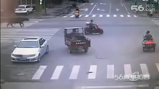 Video - Clip: Trâu 'điên' truy đuổi, húc người đàn ông ngã sấp mặt trên phố