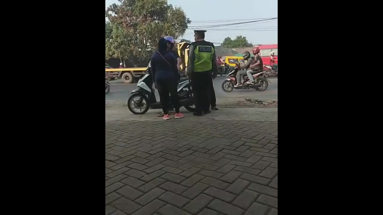 Video - Clip: Hành động bất ngờ của viên cảnh sát khiến người đi đường ngỡ ngàng