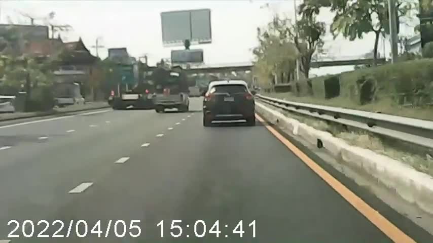 Video - Clip: Ghế văng khỏi xe tải, quật ngã người đi xe máy trên phố