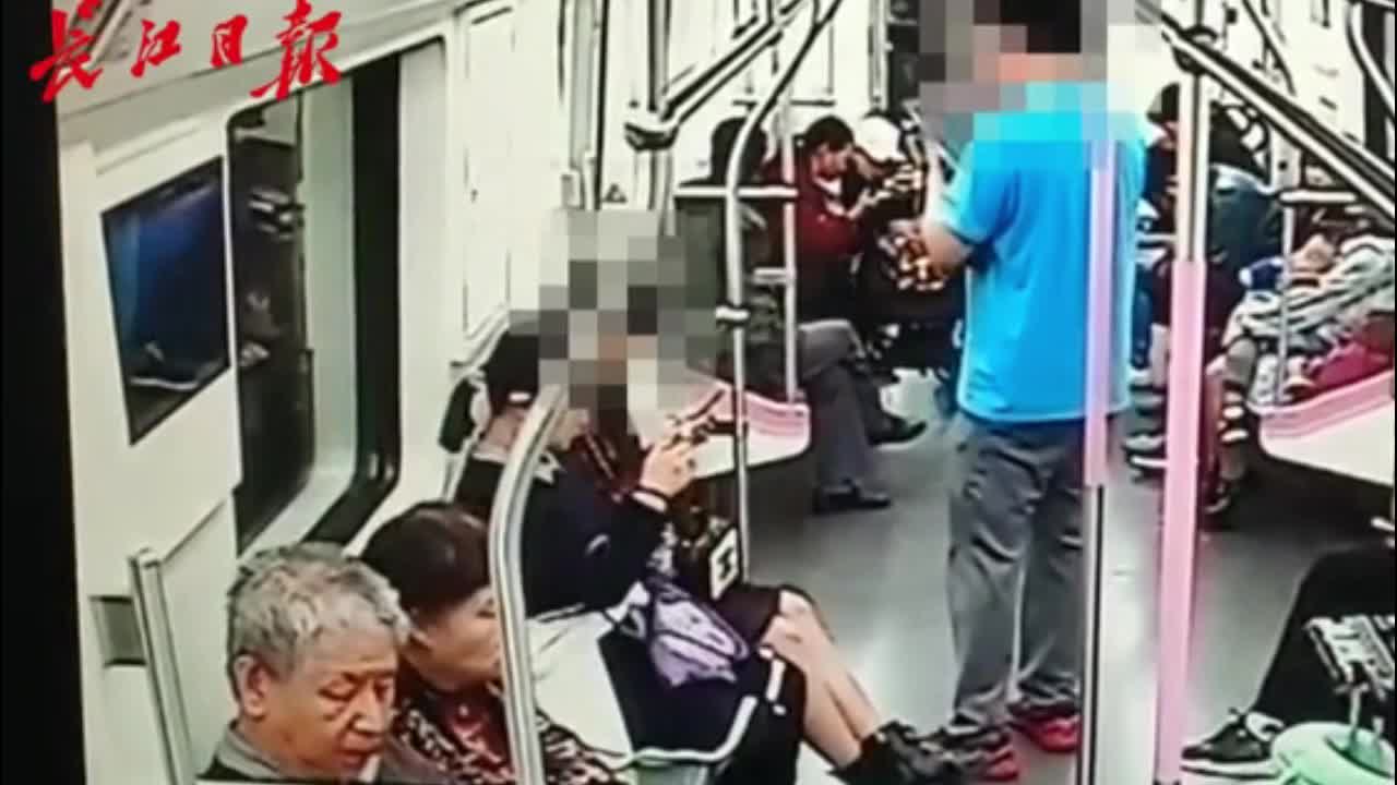 Video - Clip: Xin số không được, người đàn ông hung hãn tát cô gái để trả thù