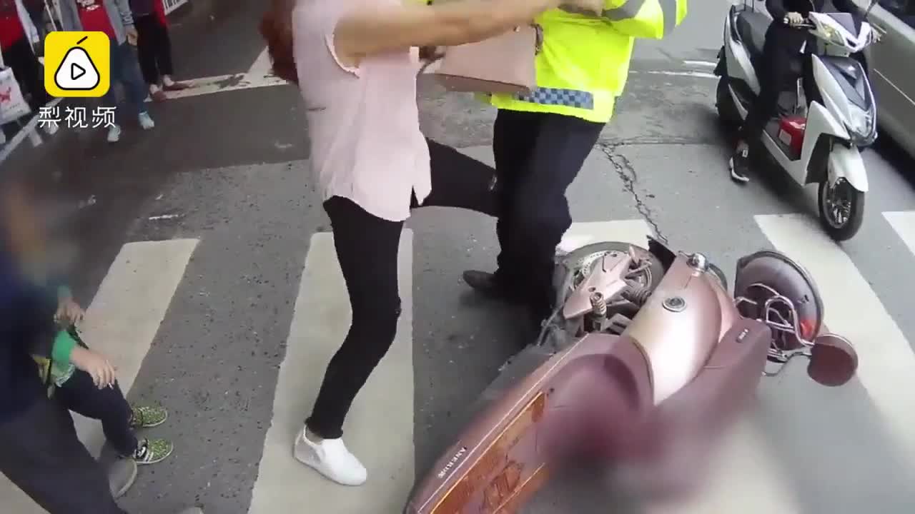 Video - Clip: Bị thổi phạt, người phụ nữ hung hăng tát cảnh sát giao thông