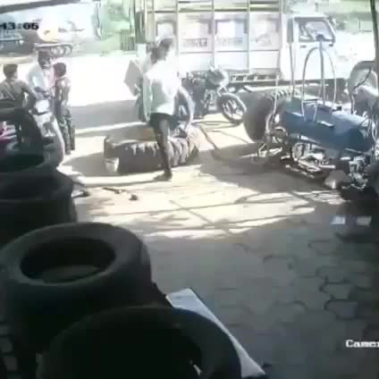Video - Clip: Lốp ô tô phát nổ kinh hoàng, hất văng 2 thanh niên lên trời