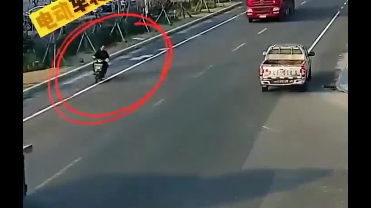 Video - Clip: Sang đường bất cẩn, người đàn ông gây họa cho xe đầu kéo