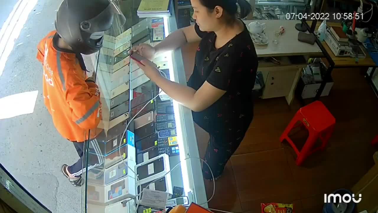 Video - Clip: Vờ mua điện thoại rồi bỏ chạy, tên cướp nhận ngay kết đắng