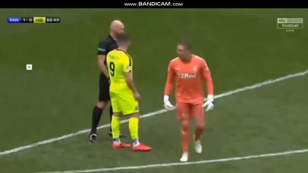 Video - Clip: Đạp đối thủ rồi giả vờ bị đau, thủ môn nhận ngay thẻ đỏ