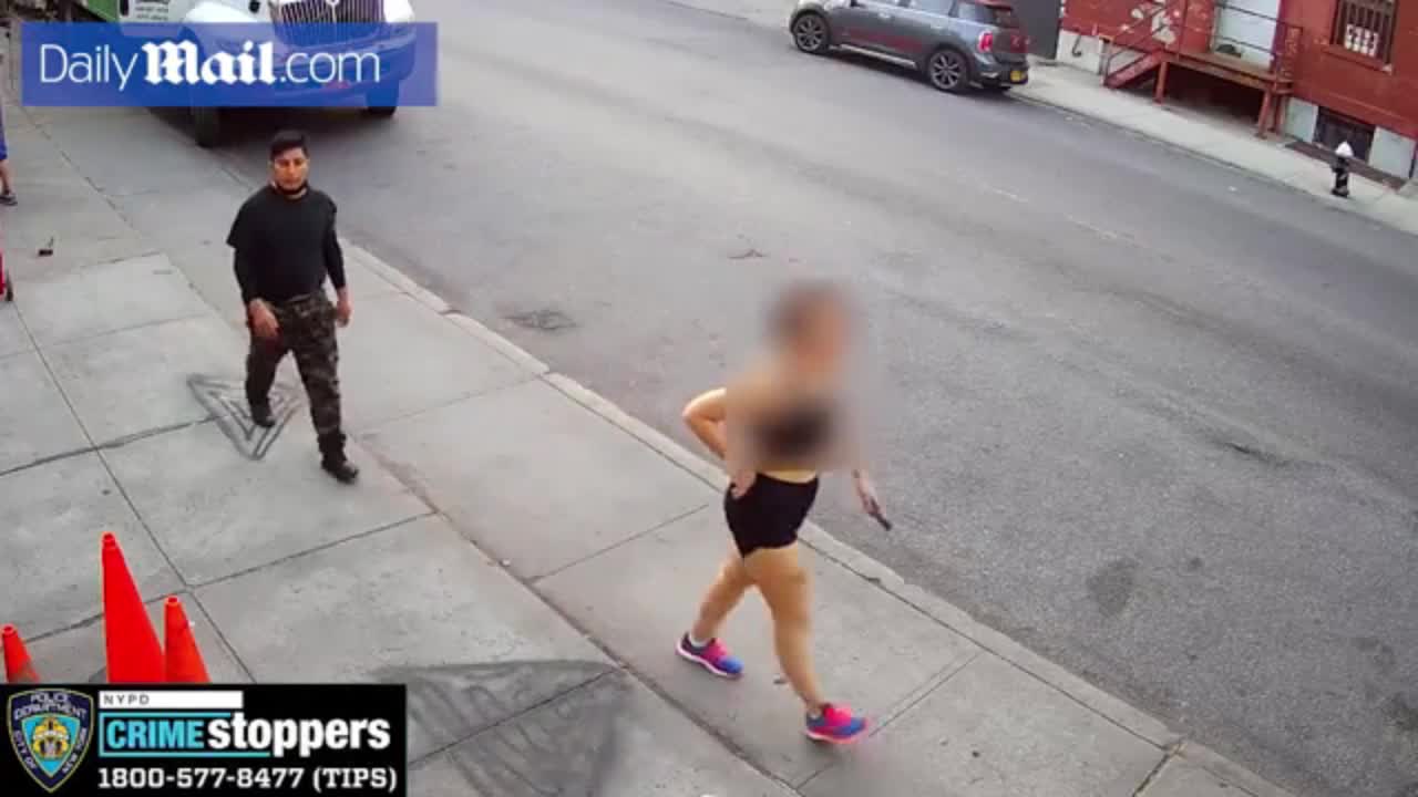 Video - Clip: Phẫn nộ tên biến thái sàm sỡ cô gái ngay giữa phố