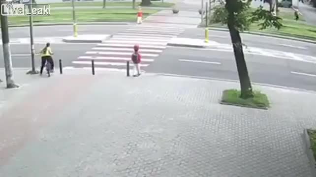 Video - Clip: Đang đạp xe sang đường, bé gái bị xe cấp cứu tông trúng