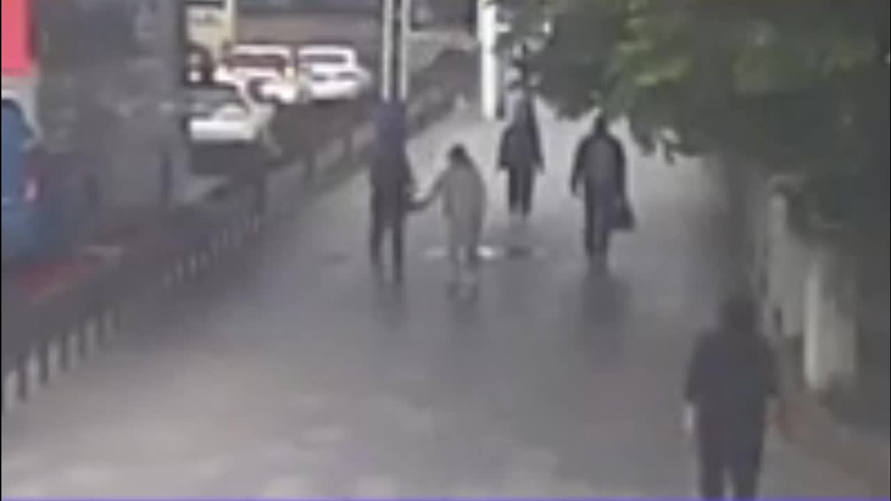 Video - Clip: Bị sàm sỡ giữa phố, cô gái tung cước đá tên biến thái tới tấp