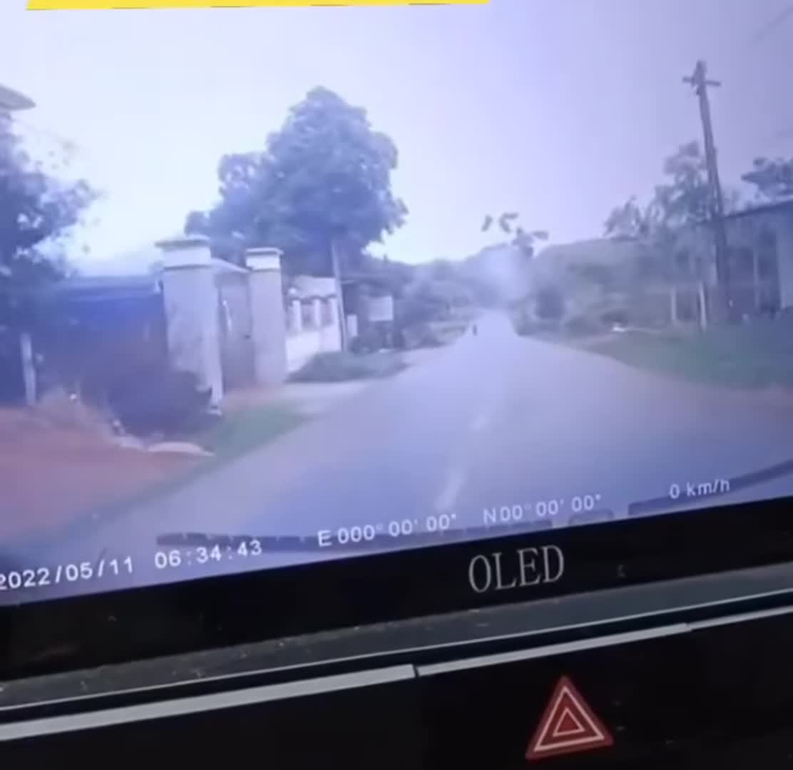 Video - Clip: Vượt ẩu ngay khúc cua, xe máy tông trực diện vào đầu ô tô