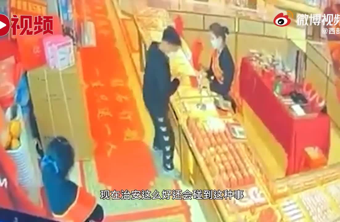 Video - Clip: 2 nữ nhân viên dùng tay không tóm gọn tên cướp tiệm vàng