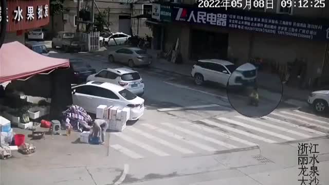 Video - Clip: Cậu bé bị ô tô đâm trúng, cuốn vào gầm và cái kết khó tin