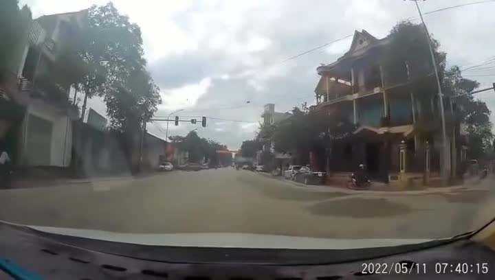 Video - Clip: Lùi từ trong nhà ra đường, ô tô 'hạ gục' người đi xe máy