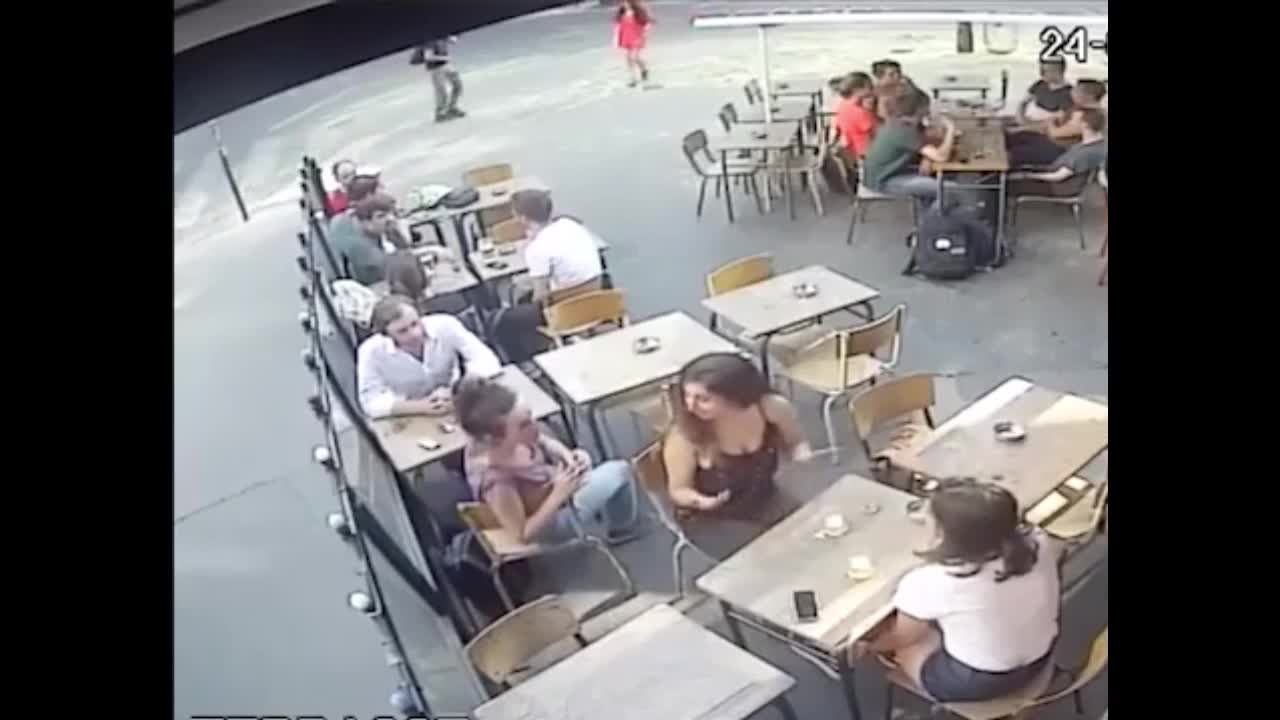 Video - Clip: Cô gái bị người đàn ông quấy rối rồi hành hung giữa phố