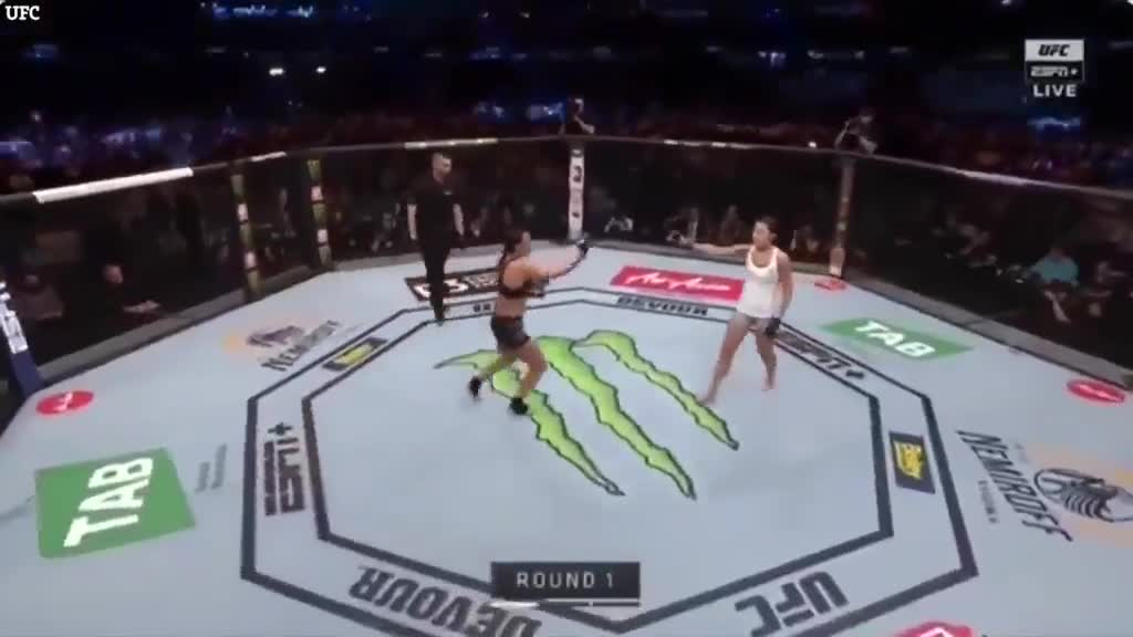 Video - Clip: Vờ bắt tay rồi 'đánh lén' đối thủ, nữ võ sĩ MMA nhận kết đắng