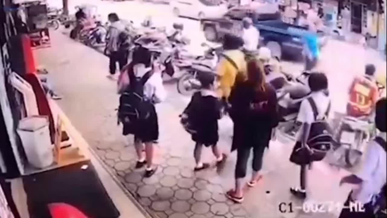 Video - Clip: Bị sợi dây điện rơi trúng vai, người phụ nữ ngã gục xuống đất