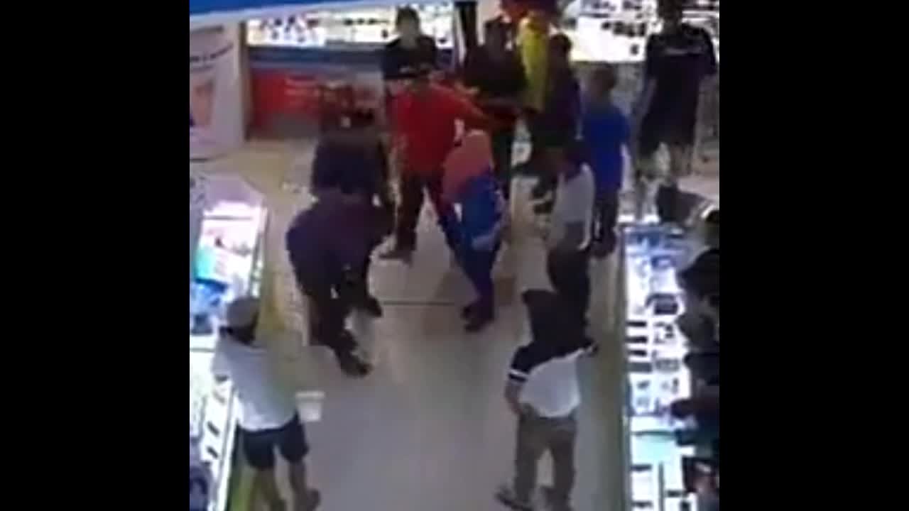 Video - Clip: Sàm sỡ nữ nhân viên bán hàng, gã đàn ông bị quây đánh bất tỉnh