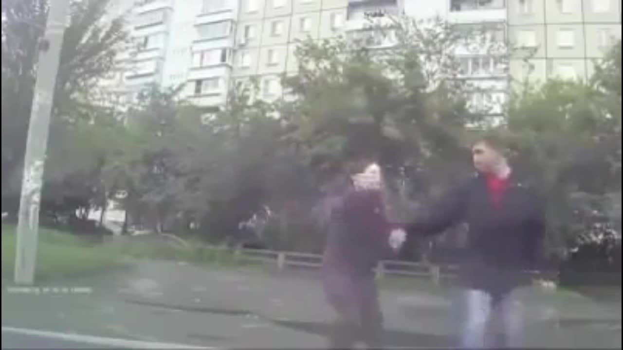 Video - Clip: Nữ cao thủ Taekwondo tung cú đá hạ gục kẻ vũ phu giữa phố