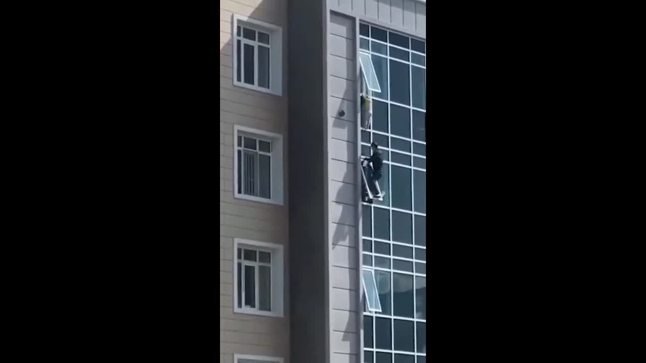 Video - Clip: Người đàn ông liều mình giải cứu bé gái lơ lửng bên ngoài tầng 8