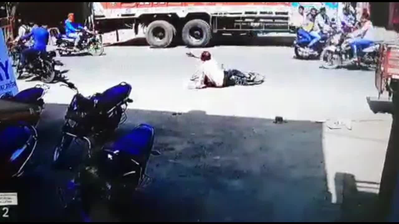 Video - Clip: Sốc cảnh nam thanh niên ném xe đạp lên người cụ ông sau va chạm