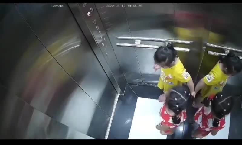 Đời sống - 3 đứa trẻ gào khóc trong thang máy, camera chỉ ra thiếu sót của cha mẹ