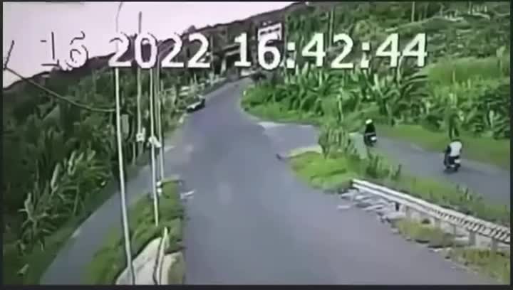 Video - Clip: Kinh hoàng cảnh ô tô mất lái khi vào cua, tông văng xe máy