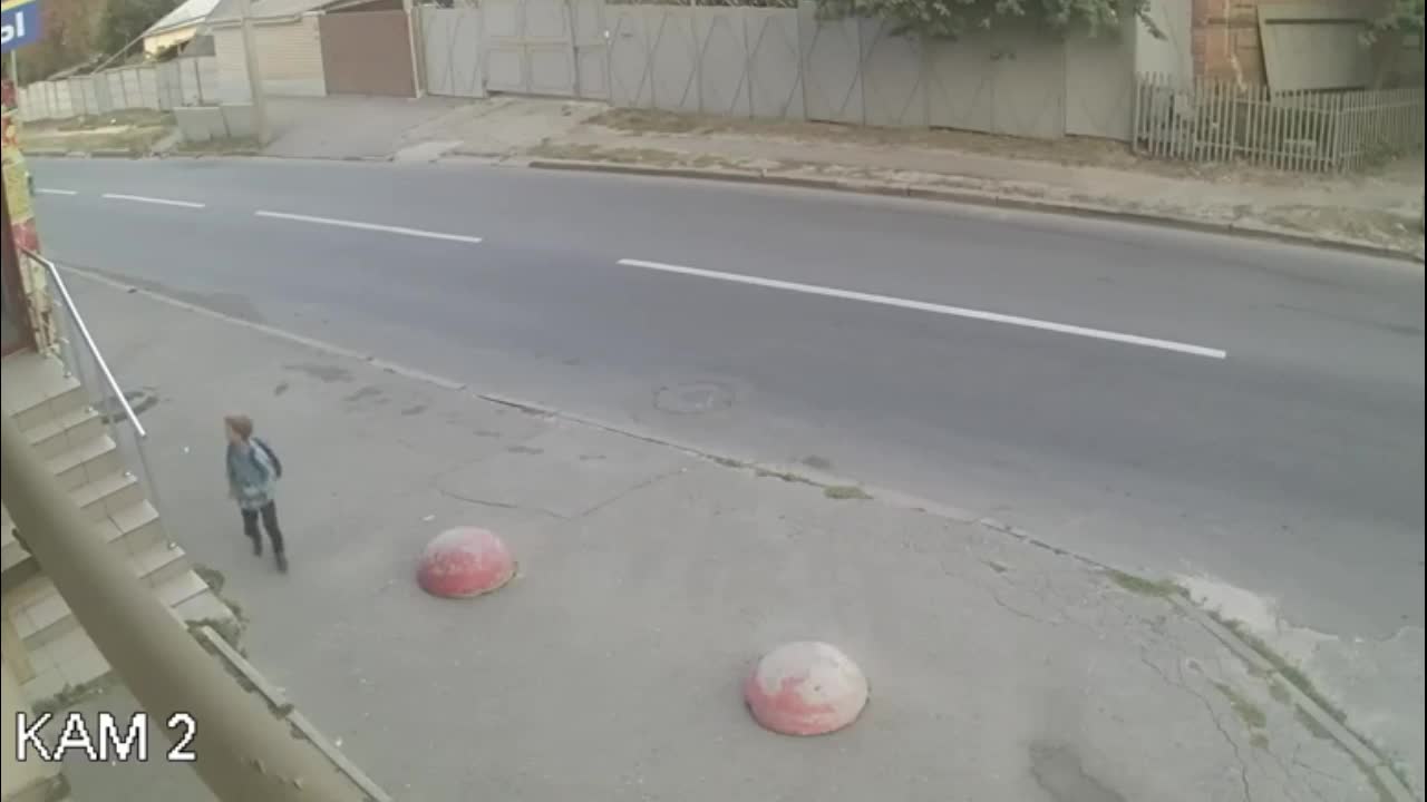 Video - Clip: Bị ô tô đâm văng xuống đường, cậu bé thoát chết khó tin