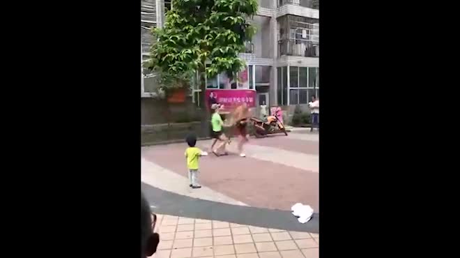 Video - Clip: Người đàn ông bị 2 người phụ nữ lột áo, quây đánh giữa phố