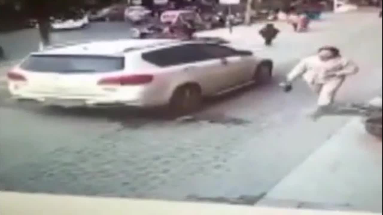 Video - Clip: Bị kính rơi trúng đầu, người phụ nữ ngã gục xuống đất bất tỉnh