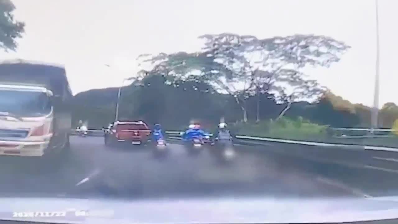 Video - Clip: Kinh hoàng cảnh ô tô tông trúng 3 xe máy trên đèo Bảo Lộc