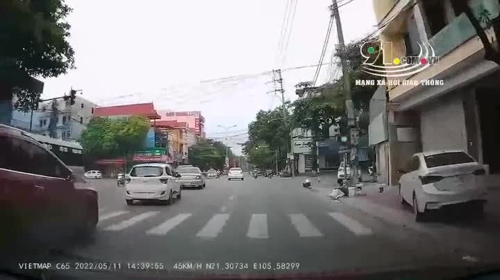 Video - Clip: Sang đường ẩu, người đàn ông đi xe máy bị ô tô tông bay