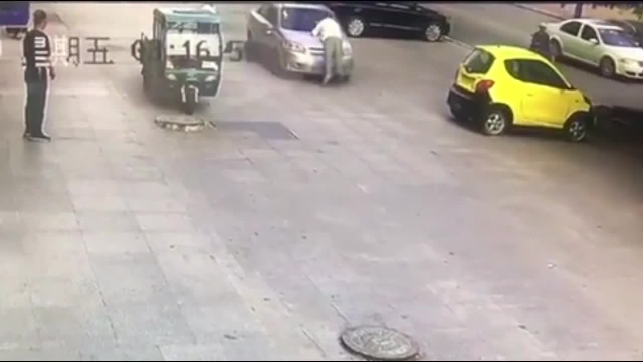 Video - Clip: Chồng nổi cơn ghen, nhảy lên đầu xe của tình địch đập phá