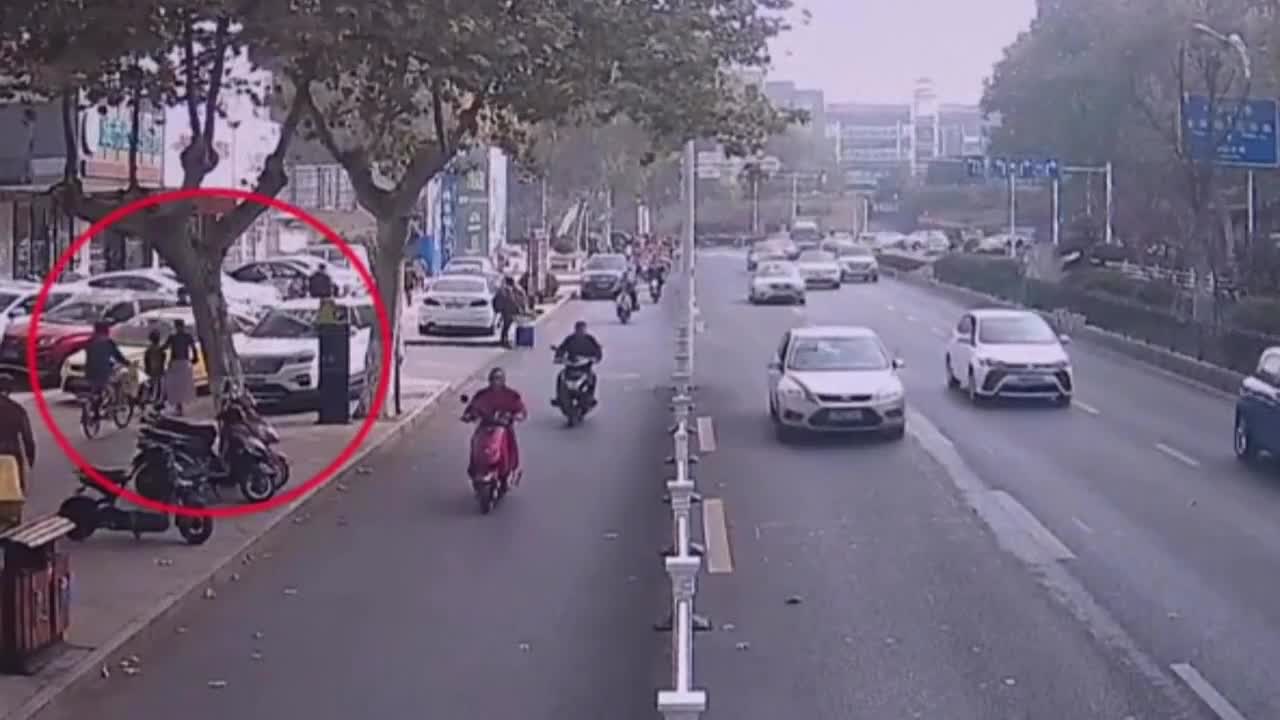 Video - Clip: Nhấn nhầm chân ga, nữ tài xế bị hất văng khỏi xe ô tô