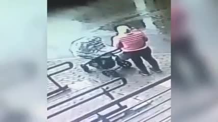 Video - Clip: Đang đứng trên vỉa hè, 2 mẹ con bị cánh cửa kính rơi trúng