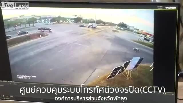 Video - Clip: Va chạm kinh hoàng, gần 20 người văng khỏi thùng xe bán tải